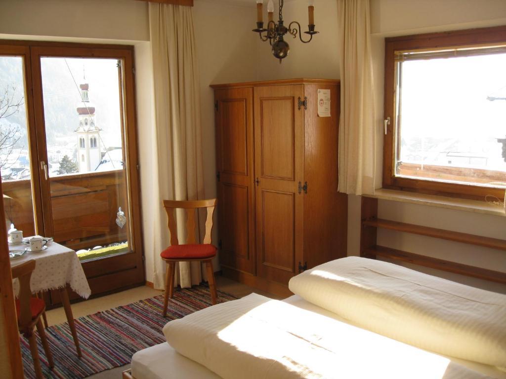 Haus Bergheimat - Familie Oberacher Guest House Fulpmes Rom bilde